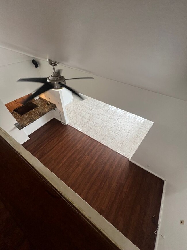 Building Photo - Loft, 2 Bedrooms, Split Townhouse, AC, 2 Parking