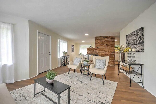 Building Photo - Renovated 3–4 Bedroom Home for Rent | 2,700+ Sq Ft | Bristol TN