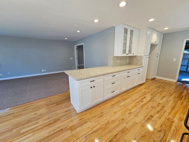 Building Photo - 4BD/2BA Available Near El Dorado Park!!