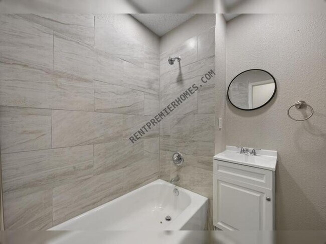 Building Photo - 1018 Harris Dr