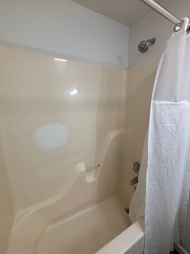 Building Photo - Freshly Renovated Cottage!