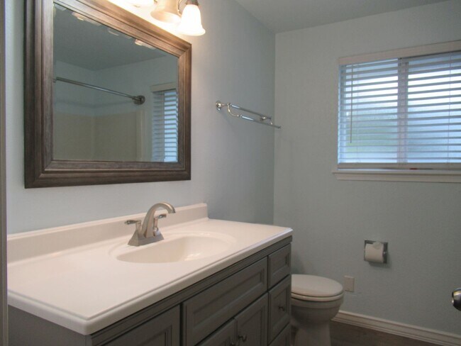 Building Photo - APPROVED APPLICATION - Charming 2 bedroom,...