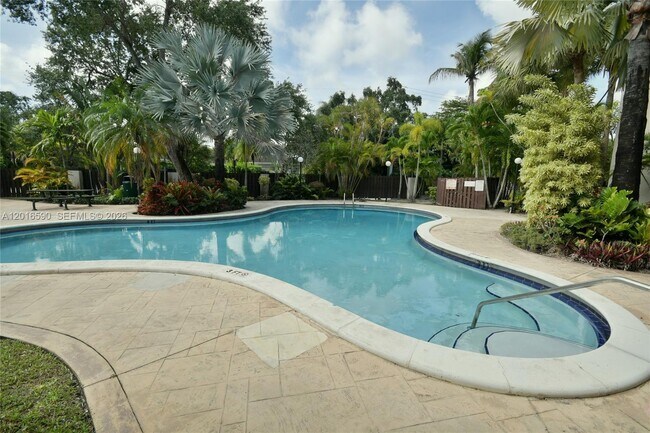 Building Photo - 6884 N Kendall Dr