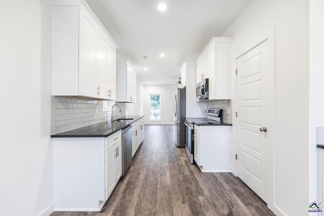 Building Photo - 100 Leisure Pointe Rd