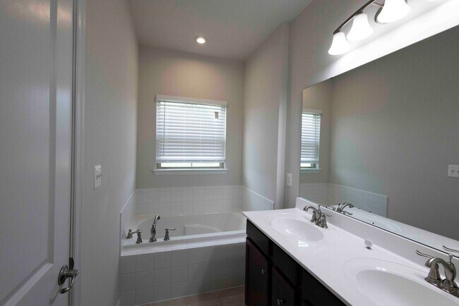 Building Photo - Charming 3 Bedroom/2.5 Bathroom in Bel Air, MD!