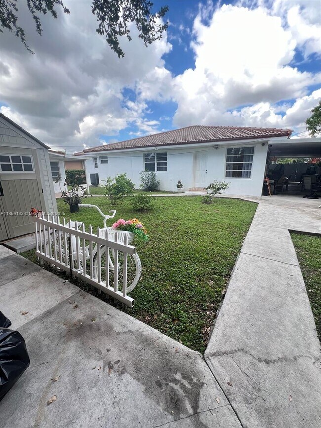 Building Photo - 1351 SW 70th Ave