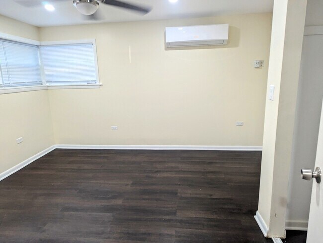 Building Photo - 6949 W Diversey Ave