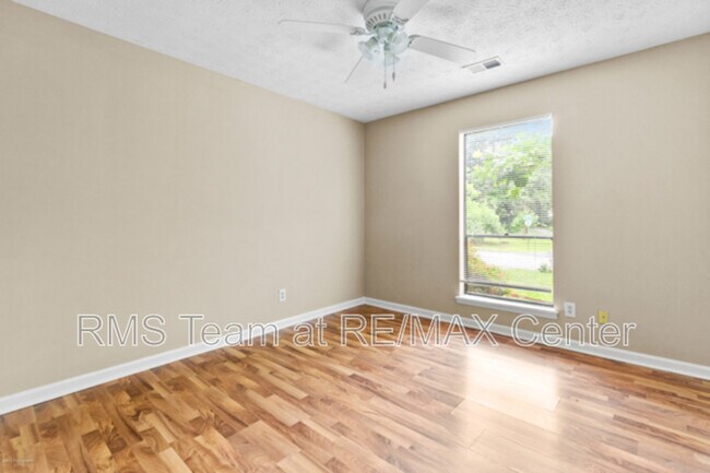 Building Photo - 625 Oxford Hall Dr SW