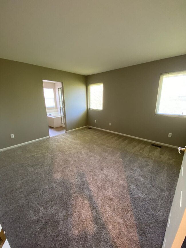 Building Photo - 2662 Paddington Rd