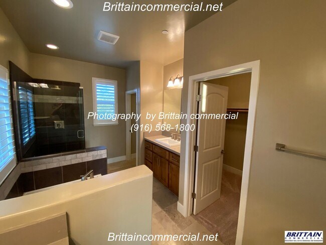 Building Photo - Stunning 3 Bedroom, 2.5 Bath Single Family Home, Gated Community, Beautiful Inside & Out!