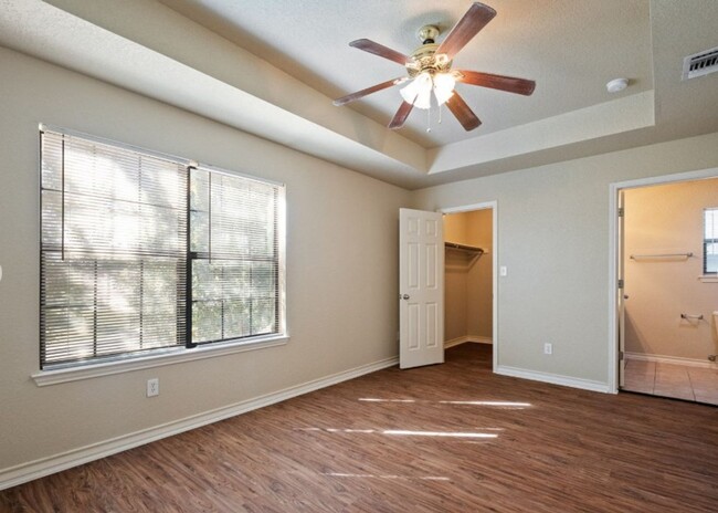Building Photo - Spacious 3 bedroom 2.5 Bath Duplex in Gate...