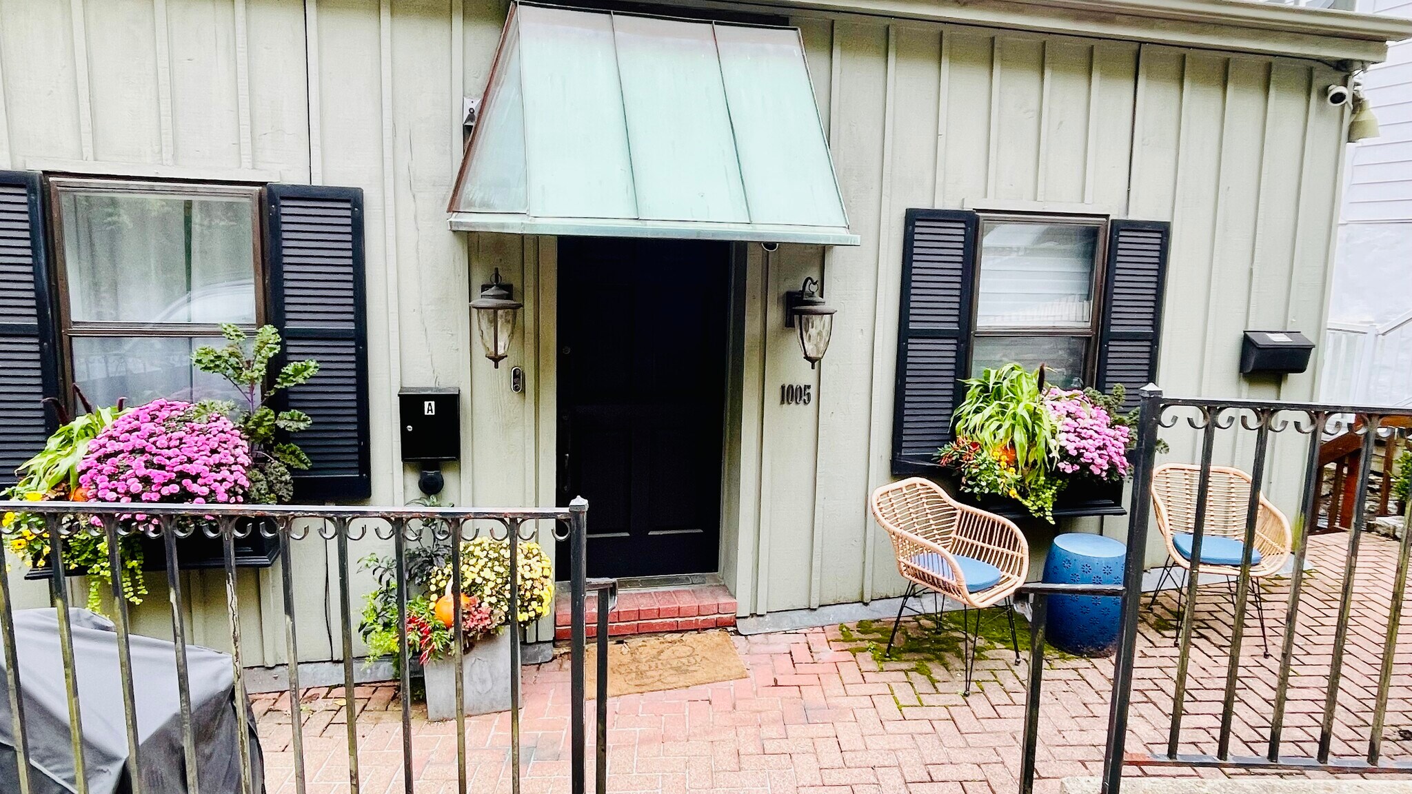 Front Yard/Entrance - 1005 Hill St