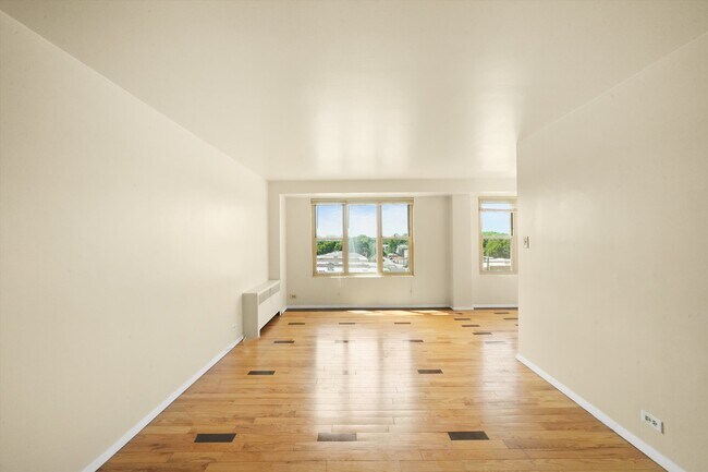 Building Photo - 2610 W Balmoral Ave