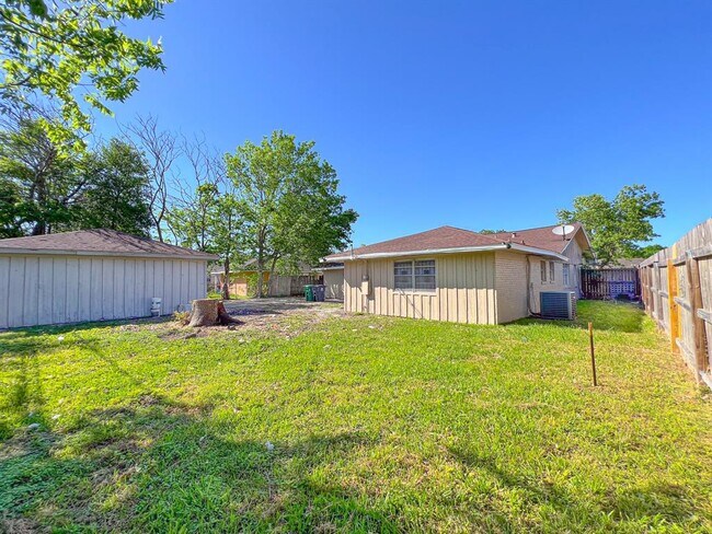 Building Photo - 2815 Monticello Dr