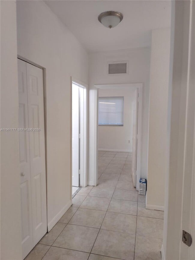 Building Photo - 3928 SW 52nd Ave