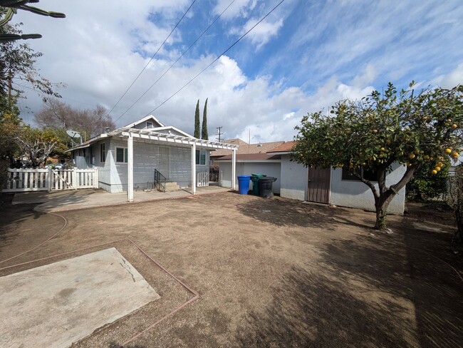 Building Photo - Charming 3-Bedroom Rental with Bonus Backh...