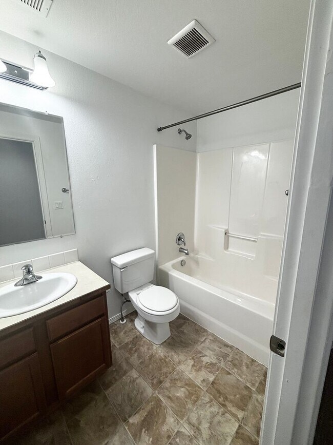 Building Photo - SW Bend House Near the Old Mill District, 4 Bdrms, 2.5 baths, A/C, Office/den, Dbl. Garage