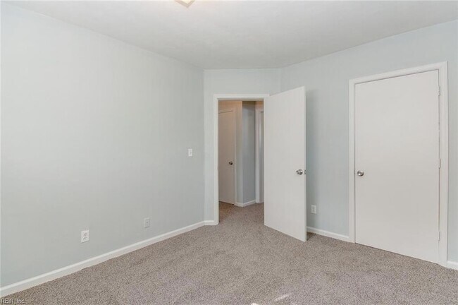 Building Photo - 1443 W 40th St