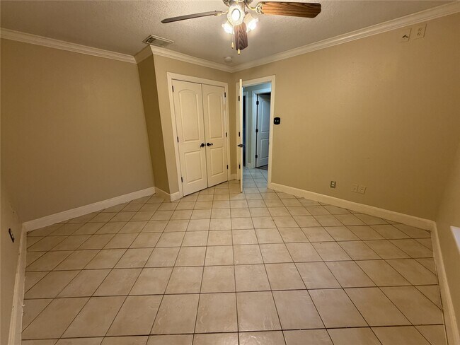 Building Photo - 7811 Fall Glen Dr