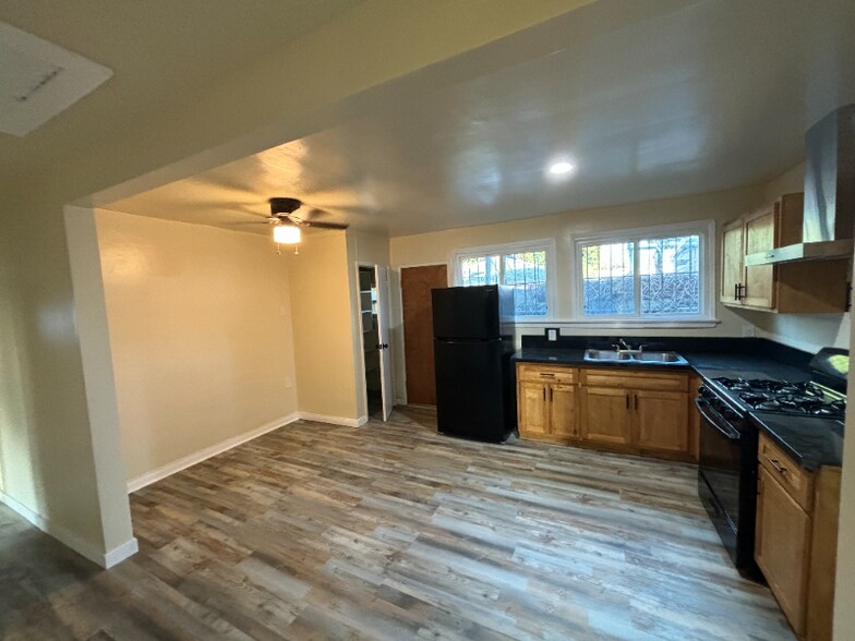 Building Photo - 1129 E 103rd St