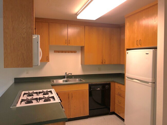 Building Photo - RENT REDUCTION -Spacious 4 bedroom with 3 full bathrooms. Well maintained, private 4-plex with la...