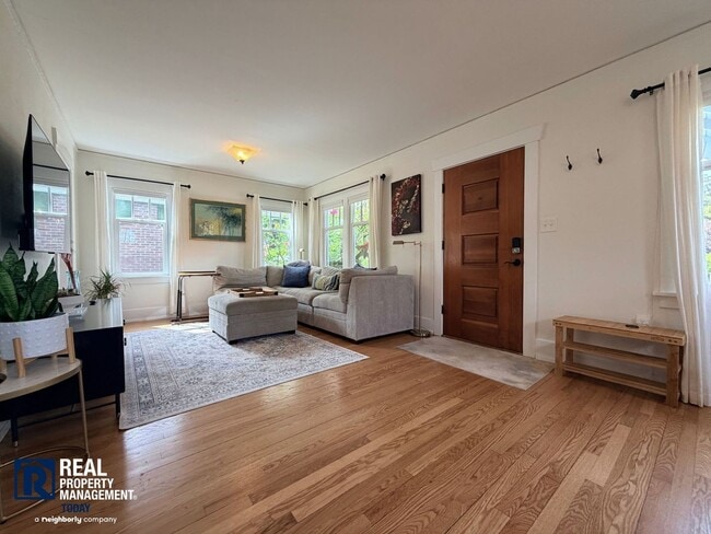 Building Photo - Fully Furnished North Tacoma Home Near Ruston Way & Stadium District!