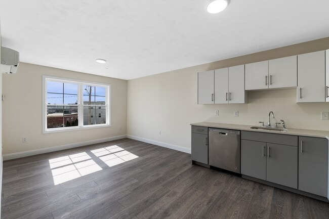 Building Photo - 472 Essex St