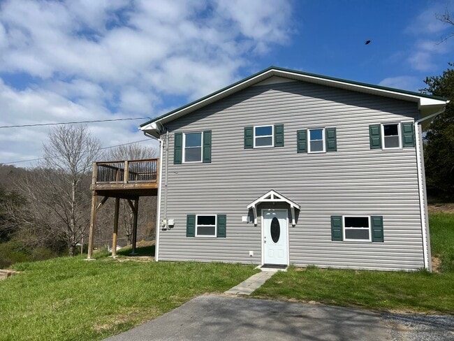 Building Photo - Private 3 bed 2bath house in North Johnson...