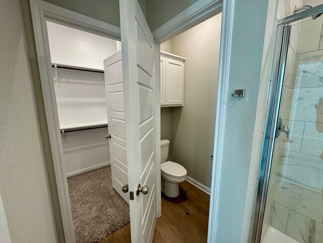 Building Photo - Stunning 4x2.5 Luxury Duplex in Buda, TX!