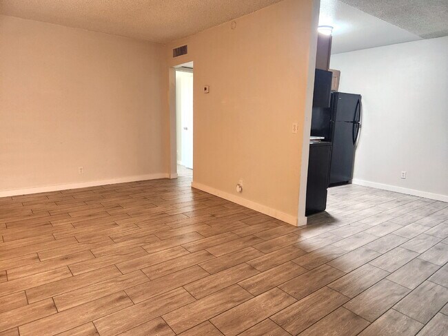 Building Photo - GCU Students Welcome! Updated 2-Bedroom Unit For Lease