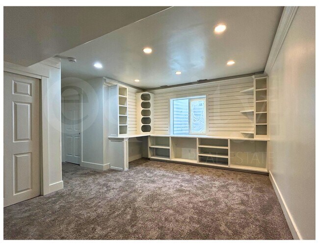 Building Photo - 8045 N Plum Creek Dr