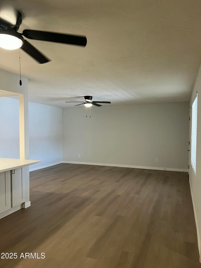 Building Photo - 540 E Royal Palms Dr