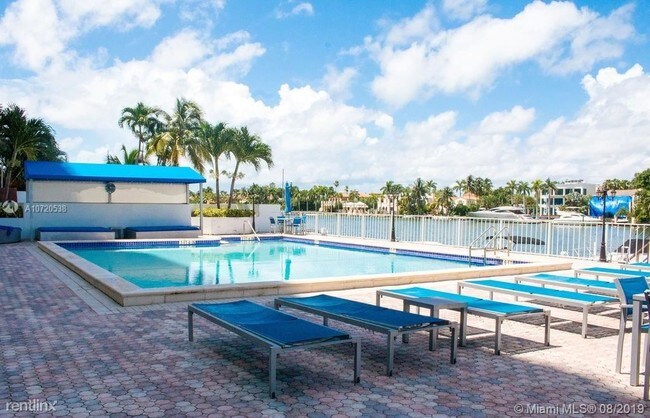 Building Photo - 1 br, 2 bath  - 5750 Collins Ave # 12