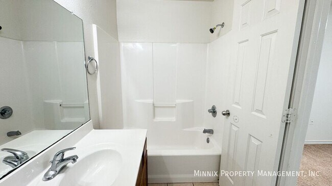 Building Photo - 904 N Belmont Ave