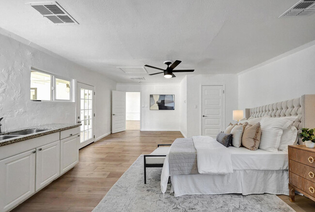 Building Photo - 224 W Glenrosa Ave