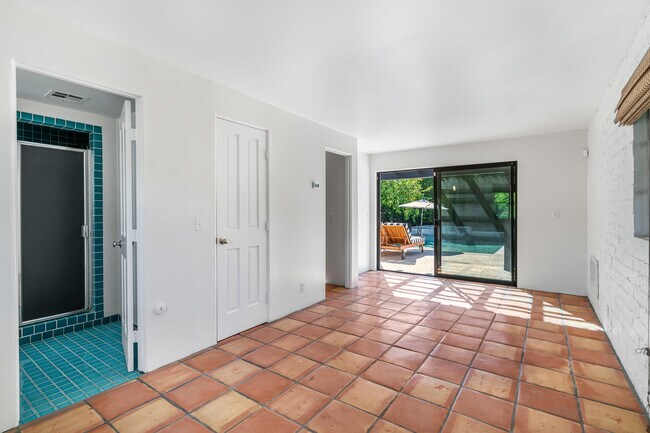 Building Photo - 839 N Avenida Olivos