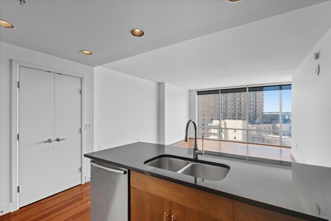 Building Photo - 300 Bowie St