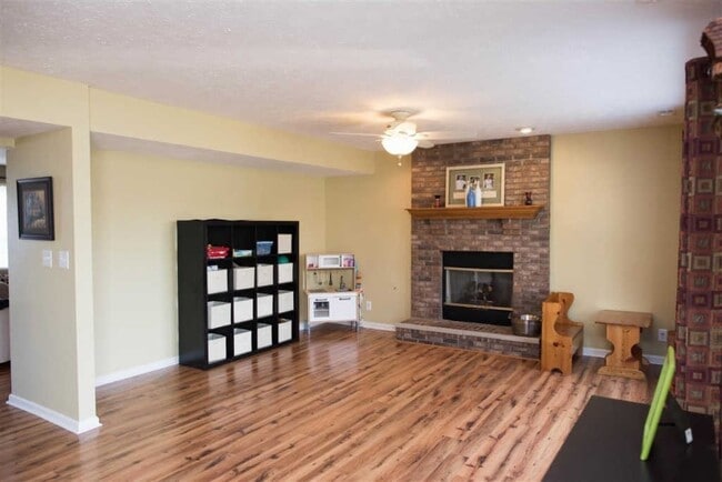 Building Photo - 4 Bedroom 2.5 Bath Home