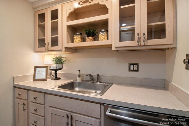 Building Photo - 555 Longshore Dr