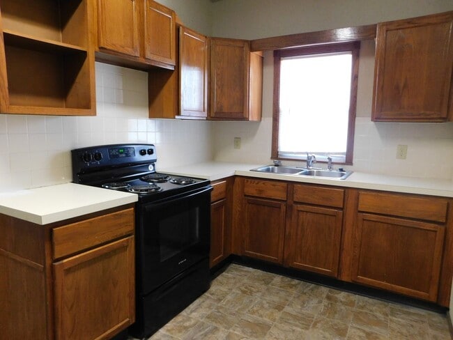 Building Photo - 2 bedroom/1 bath house located on a large ...