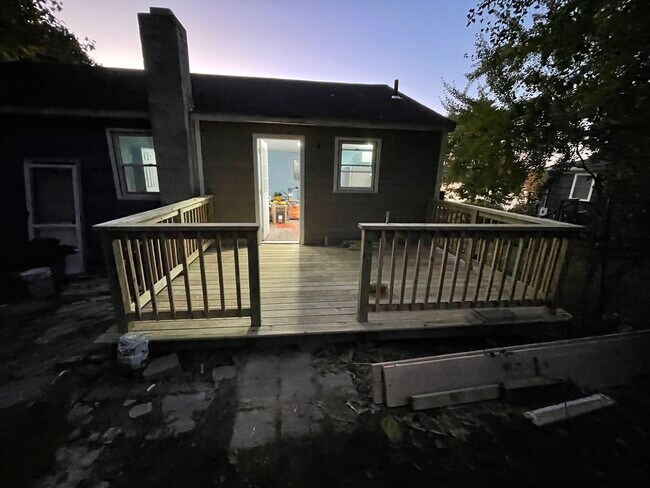 Spacious and Newly Replaced Deck - 8 Proctor St