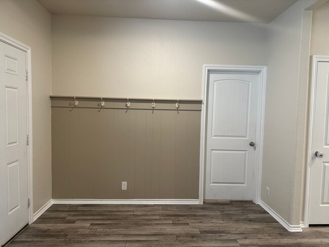 Building Photo - Meridian 4 bedroom 3.5 home ready for move...