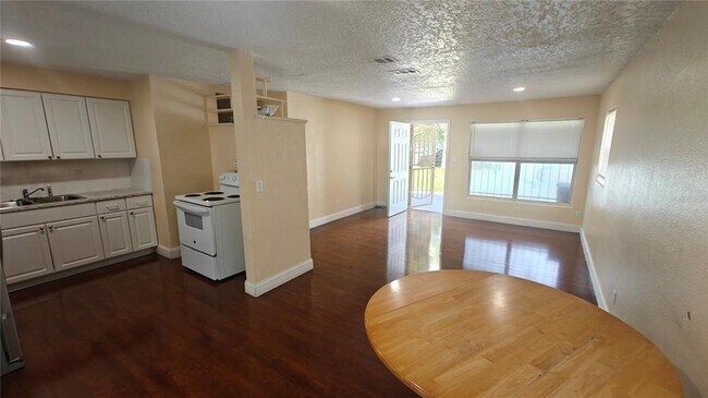 Building Photo - 6918 Ravenna Ave
