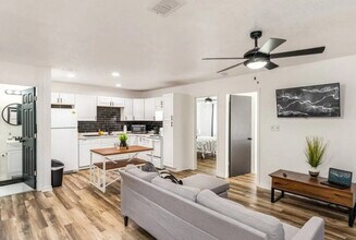 Building Photo - 2129 Carlton Dr