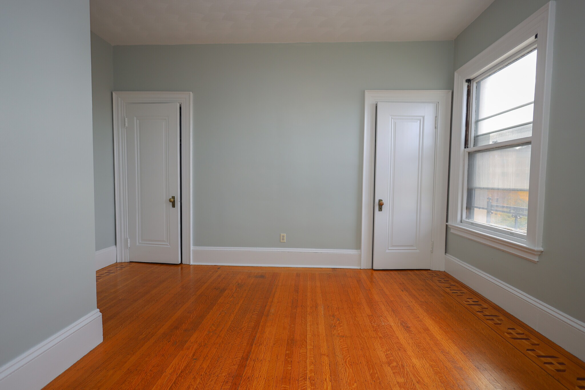 Building Photo - 465 Park Dr