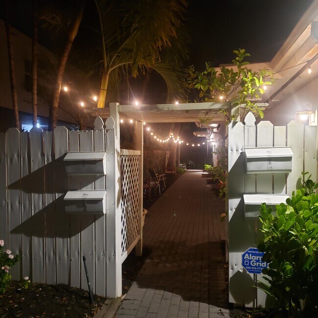 Building Photo - 832 NE 16th Ter