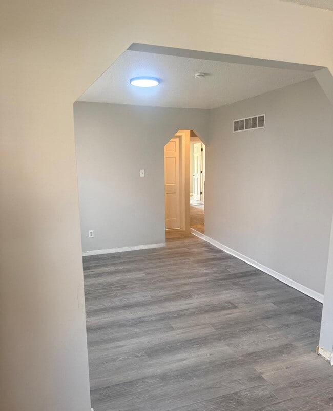 Building Photo - "Charming 3-Bed, 1 bath Retreat with Beautiful Floors on Laura Avenue!"