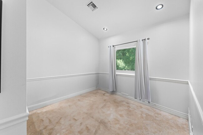 Building Photo - 129 Spruce St