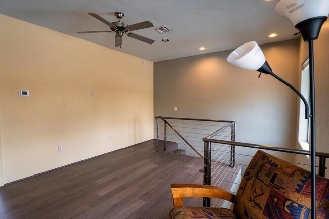 Building Photo - 2010 E 1st St