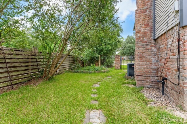 Building Photo - 28814 Enchanted Dr